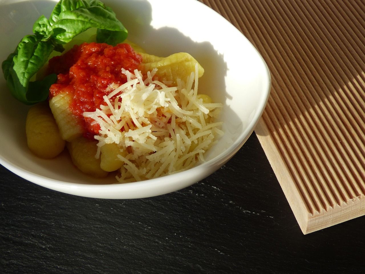 Photo d'illustration : gnocchis à la sauce tomate et au parmesan râpé, basilic