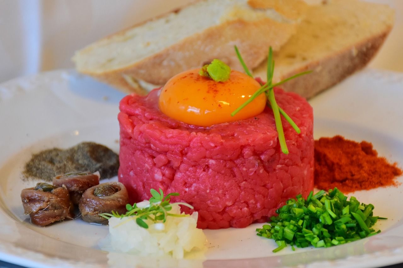 Photo d'illustration : tartare de bœuf dressé en rond, jaune d'œuf, pain grillé