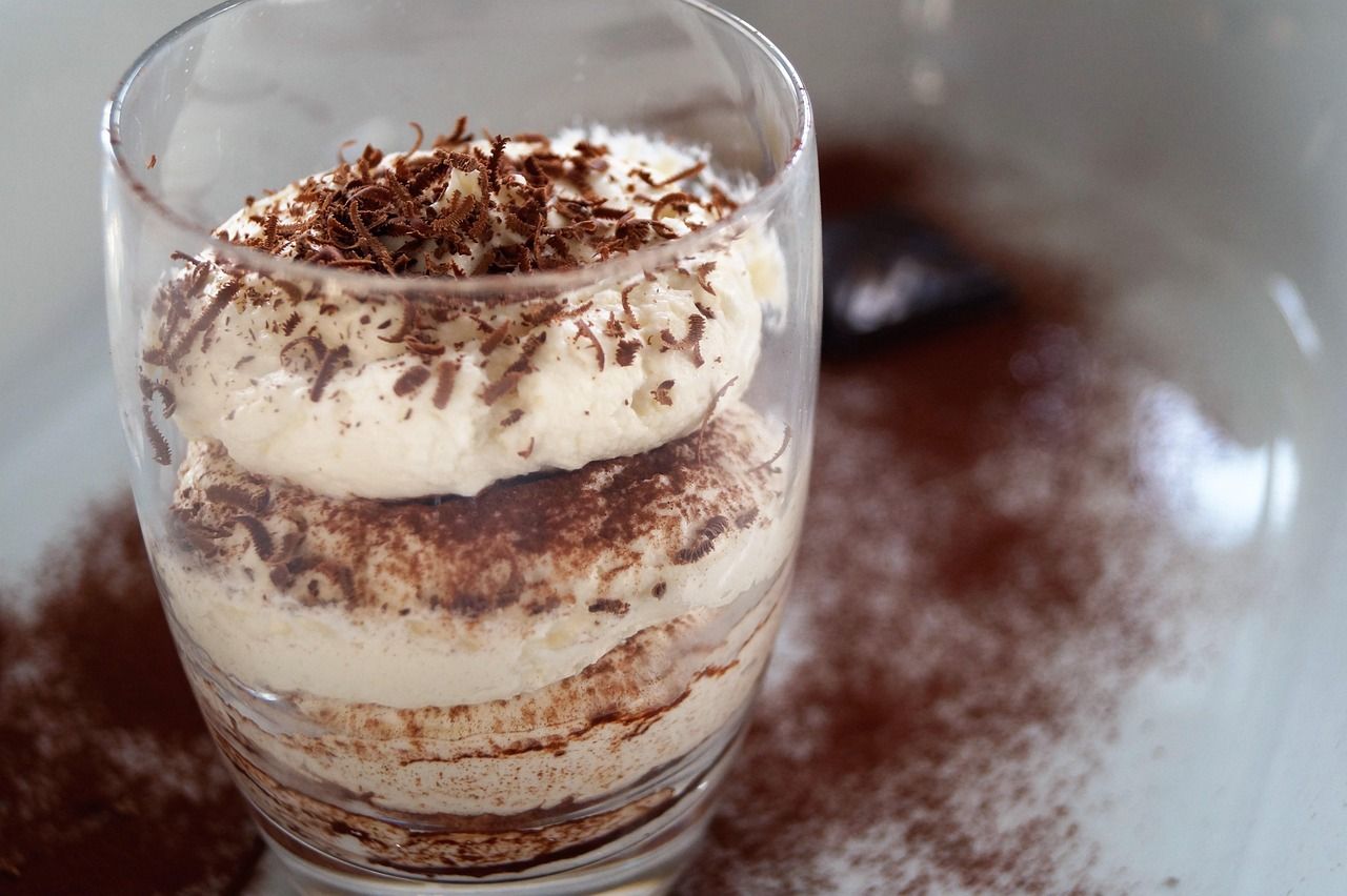 Photo d'illustration : tiramisu en verrine, copeaux de chocolat et cacao